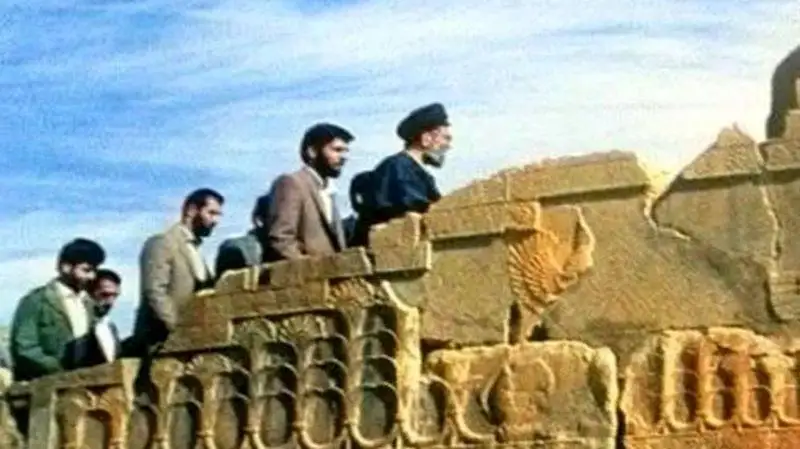 عکس هایی از (رهبری انقلاب) در بازدید از (تخت جمشید) در سال 1367 ! - ابهت 2 نسل در قاب های زیبا !