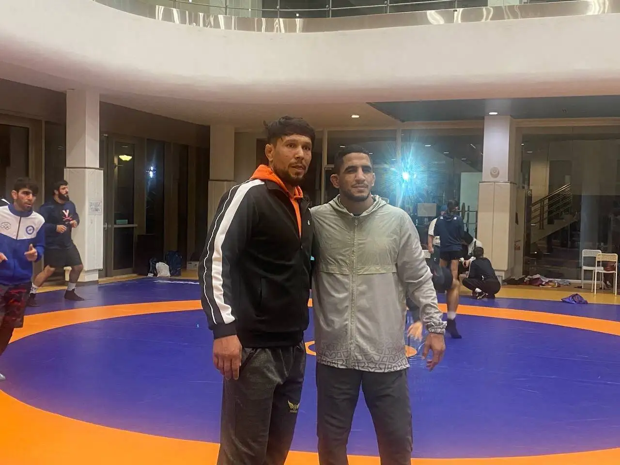 عکس - صف انتظار برای عکس با دو ستاره کشتی ایران در ریاض!