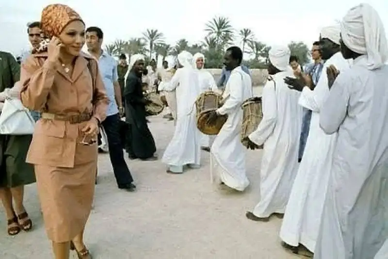 سفر در زمان - رقص و پایکوبی مردم جنوب و لبخند سرد و بی روح فرح - سال 1348