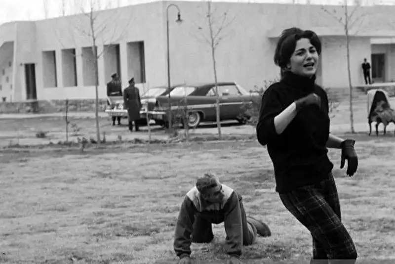 عکس سفر به ایام قدیم - حرکات جالب (فرح) و (محمدرضا پهلوی) در حال بازی والیبال ! سال 1338؛ 