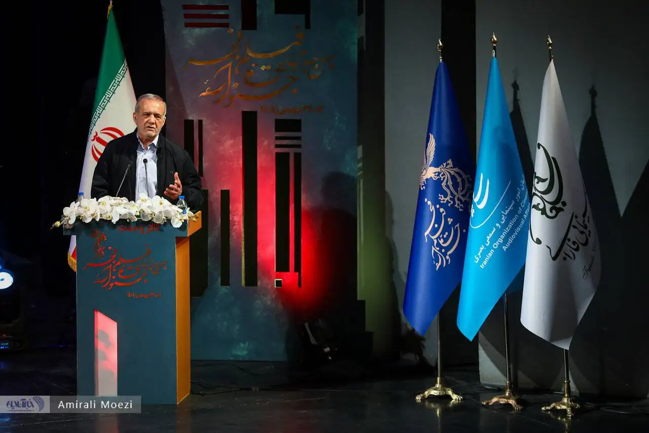 تصاویر - قاب هایی ماندگار اهدای جوایز برندگان جشنواره فجر توسط پزشکیان