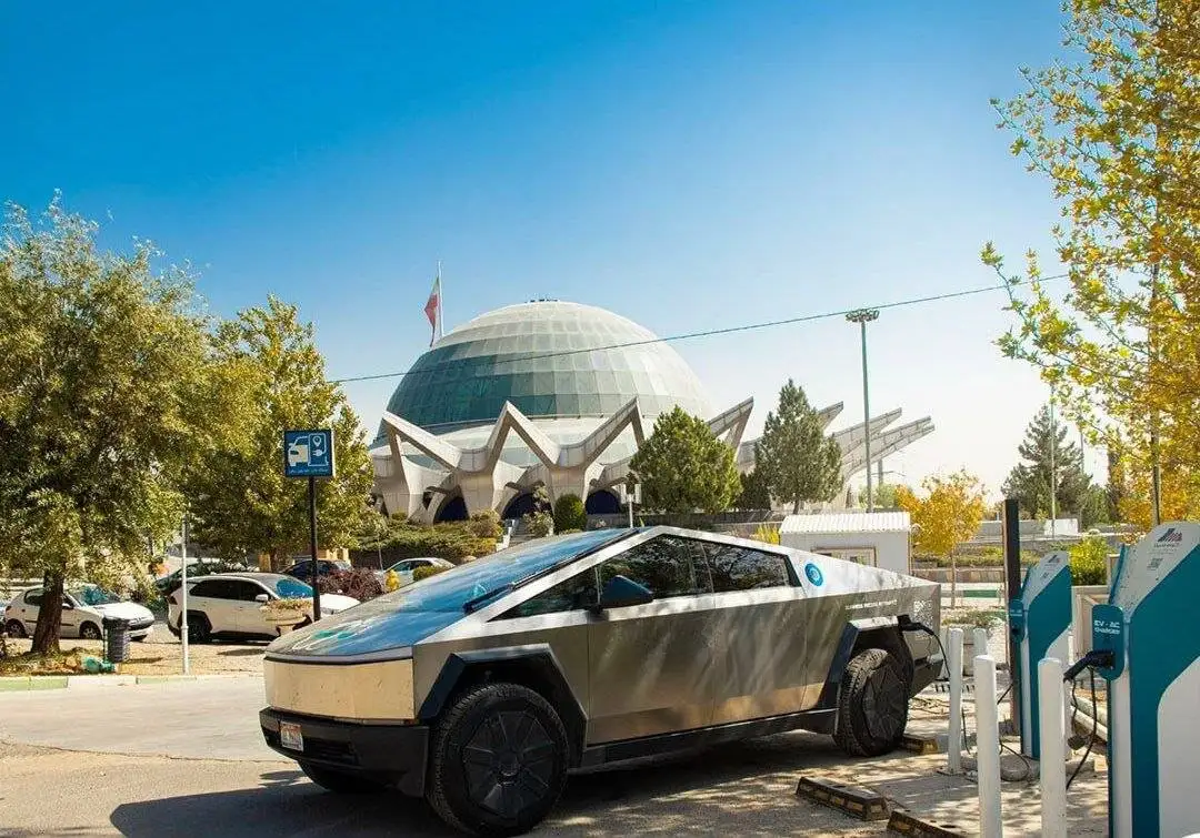 تصویر - جالب اما واقعی؛ خودروی تسلا در حال شارژ در عباس آباد تهران