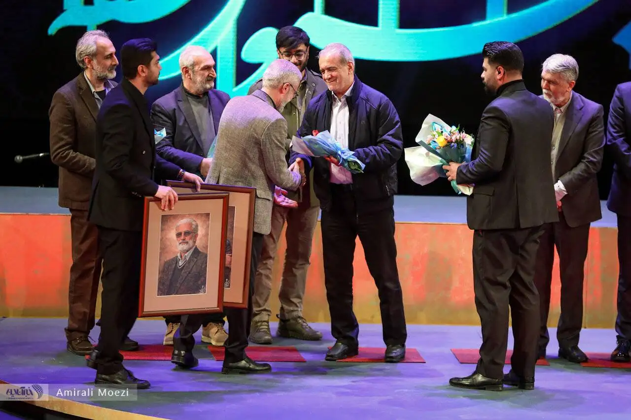 تصاویر - قاب هایی ماندگار اهدای جوایز برندگان جشنواره فجر توسط پزشکیان