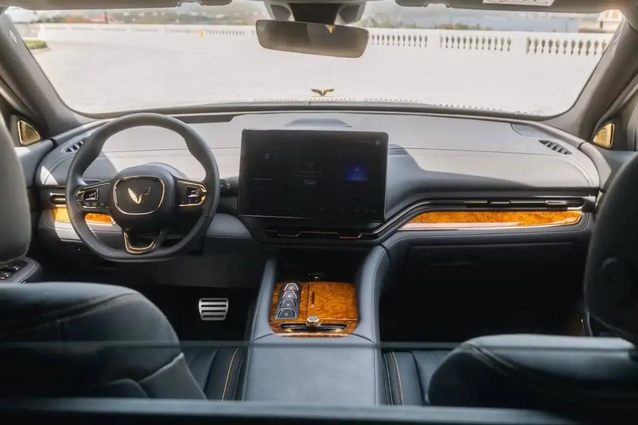 این خودرو طلاکاری شده در مقابل نارنجک هم مقام است + تصاویر