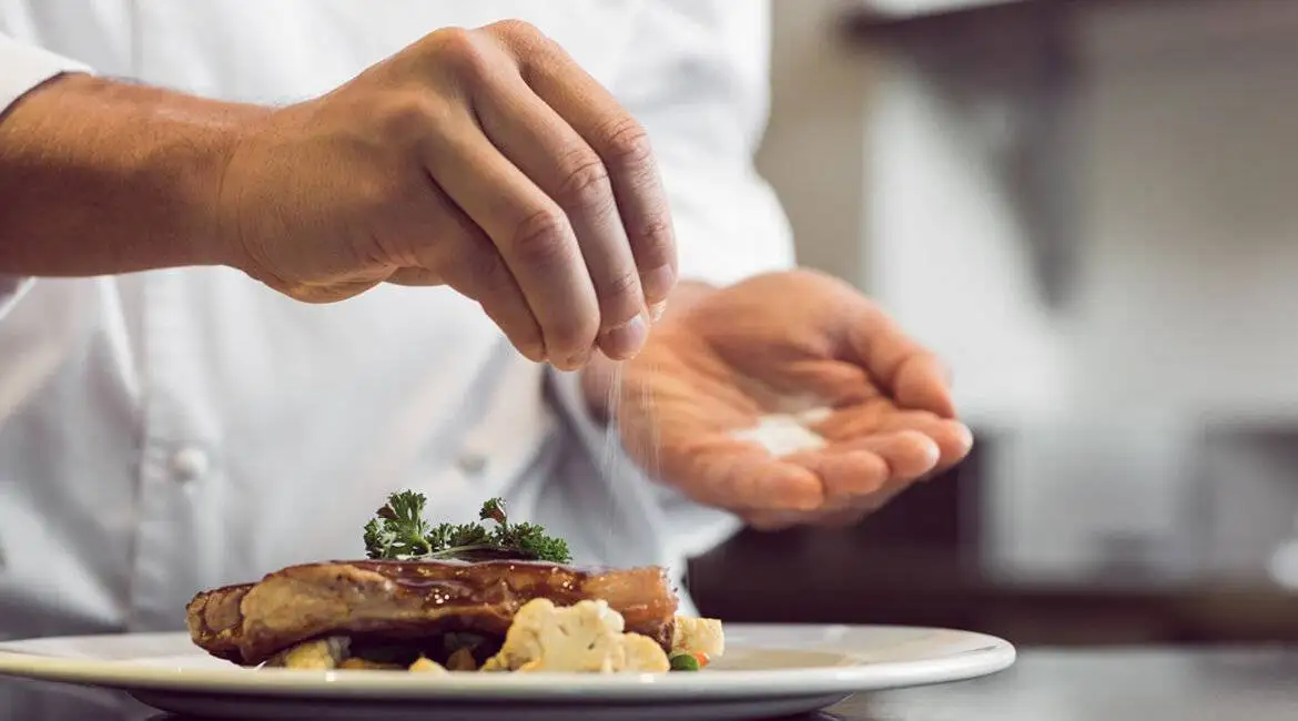 عادت نمک ریختن را کنار بگذار ؛ مقدار مجاز نمک در روز