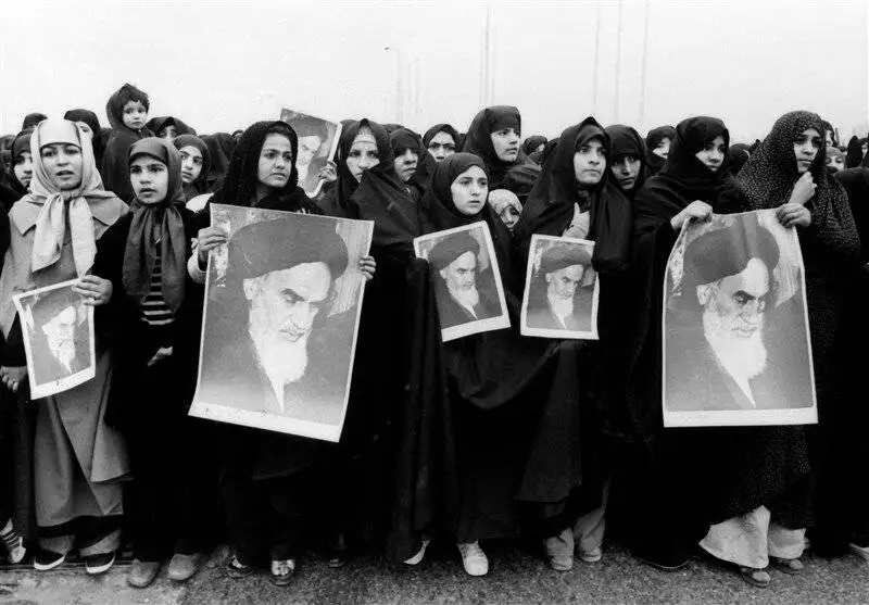تصاویری از نقش آفرینی زنان در پیروزی انقلاب اسلامی
