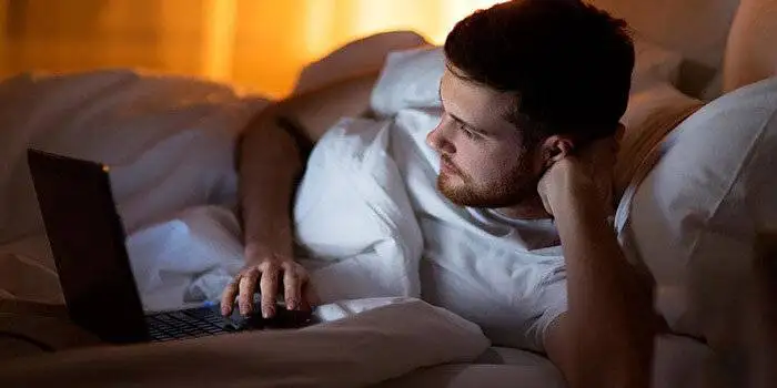 به این چند دلیل، شب ها دیر به رختخواب نروید و تا لنگ ظهر نخوابید
