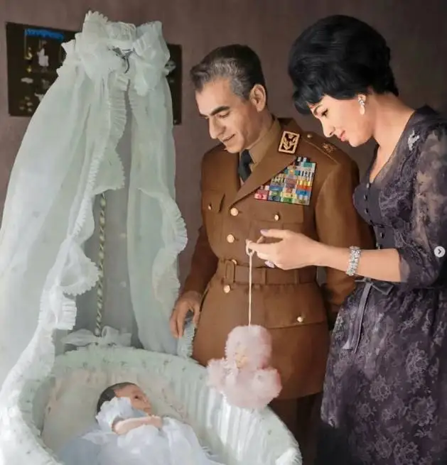 سفر در زمان - عکس زیرخاکی و رنگی دیده نشده از محمدرضا شاه پهلوی و فرح دیبا بر سر گهواره مجلل دخترشون!