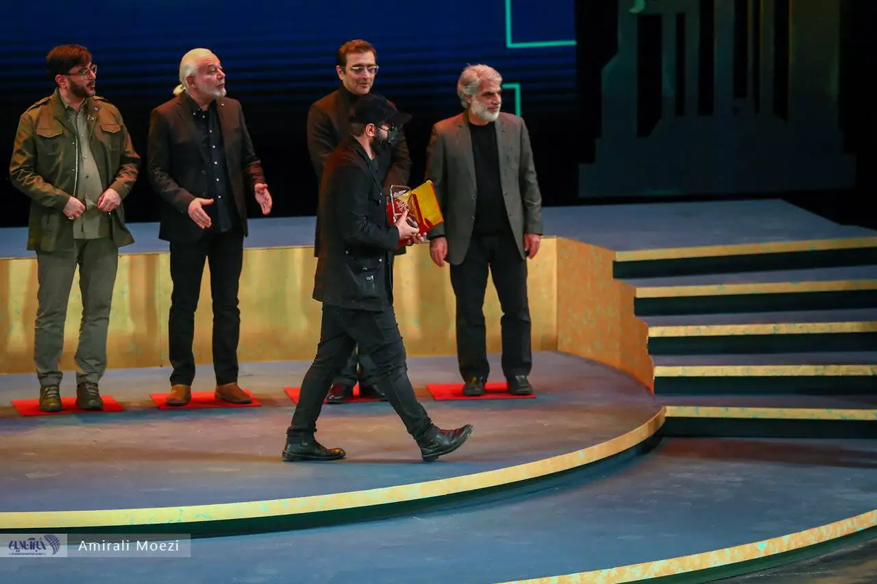 تصاویر - قاب هایی ماندگار اهدای جوایز برندگان جشنواره فجر توسط پزشکیان