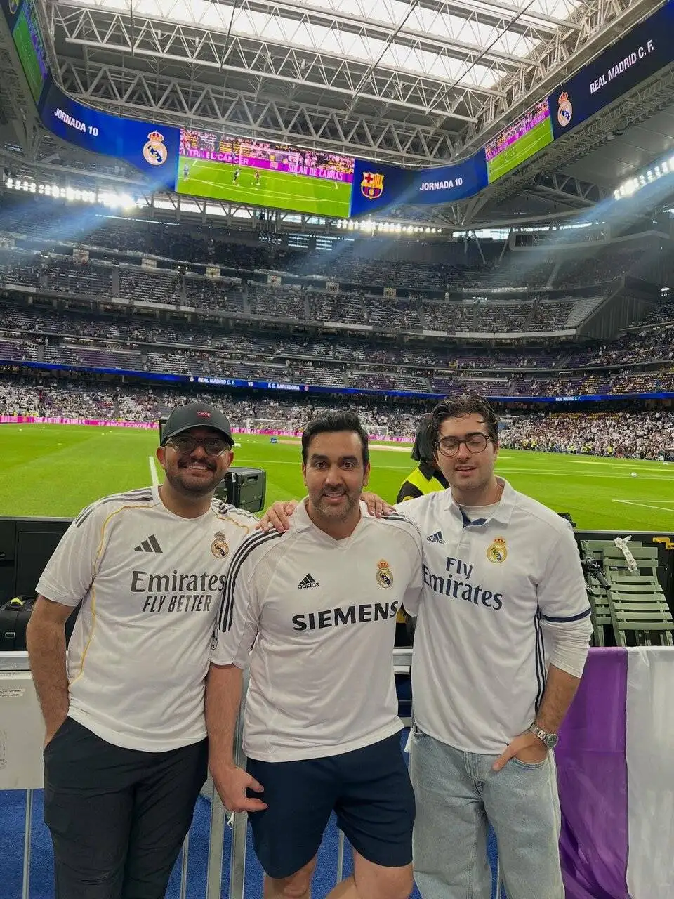 تصویر - استایل بازیگر ایرانی در سانتیاگو برنابئو برای تماشای ال کلاسیکوی امشب!