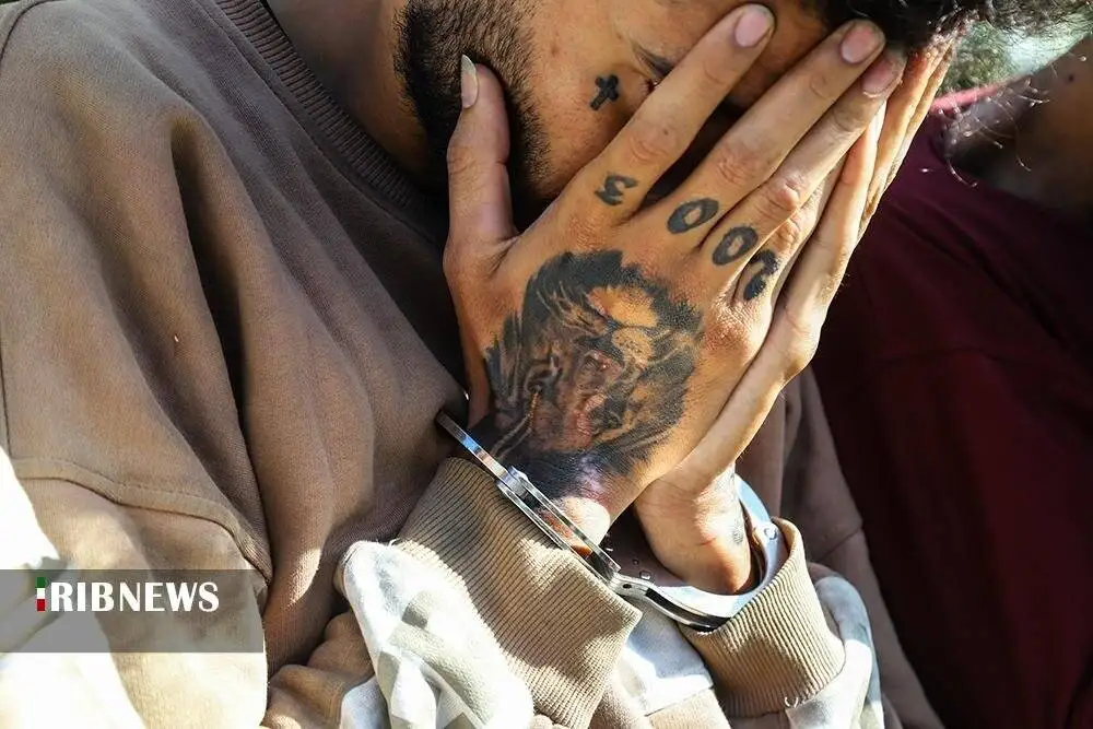 تصویر - از صلیب تا سلطان جنگل؛ خالکوبی های سارق و زورگیر خشن!