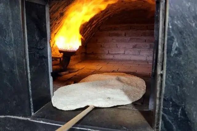 بوی نان تازه می آید همی!