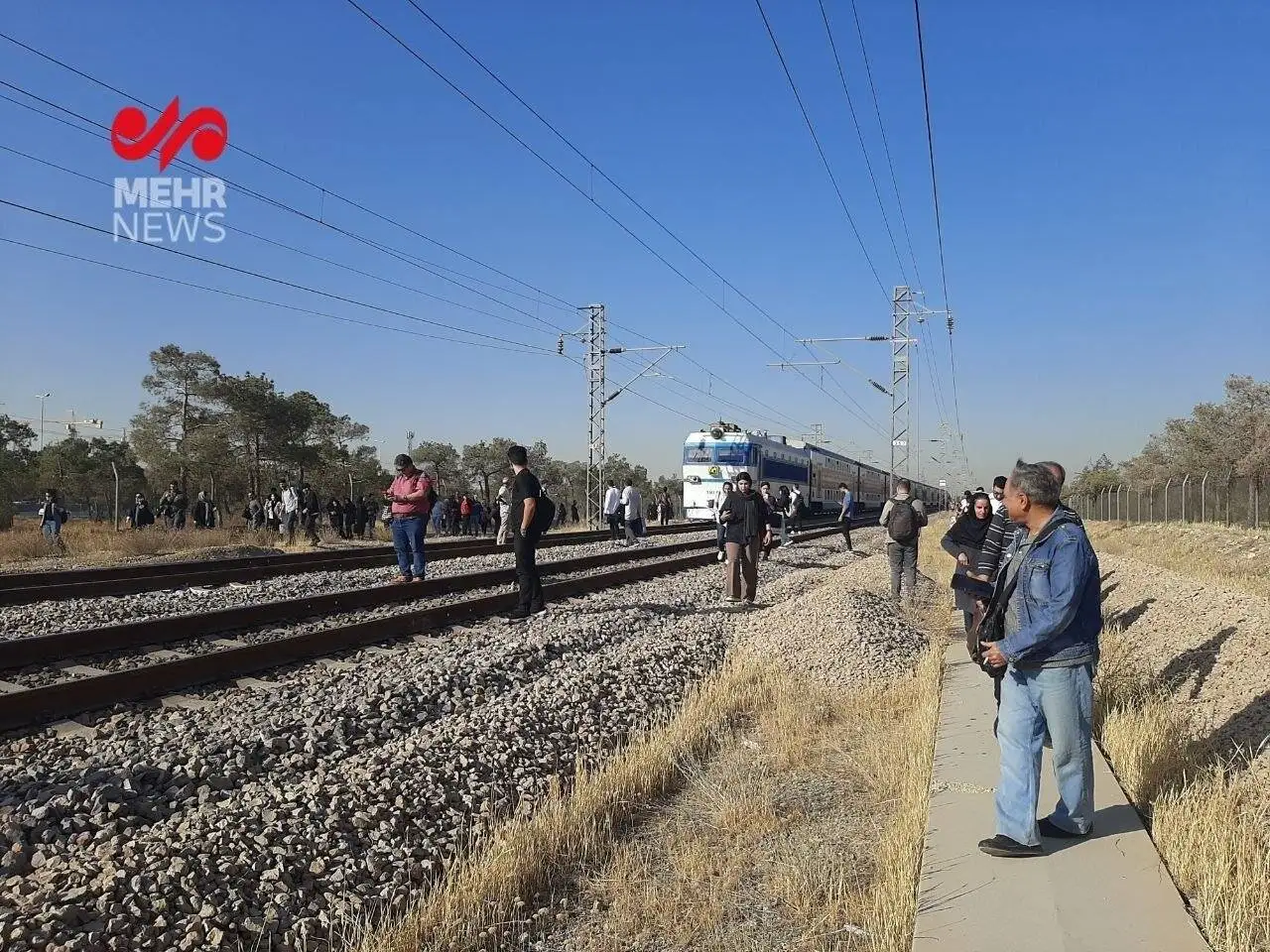 اختلال در مترو؛ مردم از قطار پیاده شدند و روی ریل به مسیرشان ادامه دادند - عکس