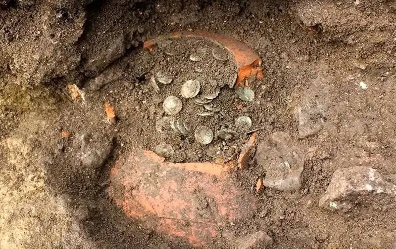 کوزه شکسته 1700 ساله پر از سکه بود! - عکس