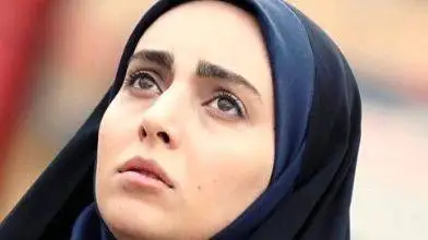 (مرضیه توفیقی) سریال بچه مهندس 3 در حال سلفی گرفتن در آینه - سال 1401