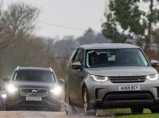 تصاویر لحظه بازداشت شاهزاده توسط پلیس انگلیس - ببینید