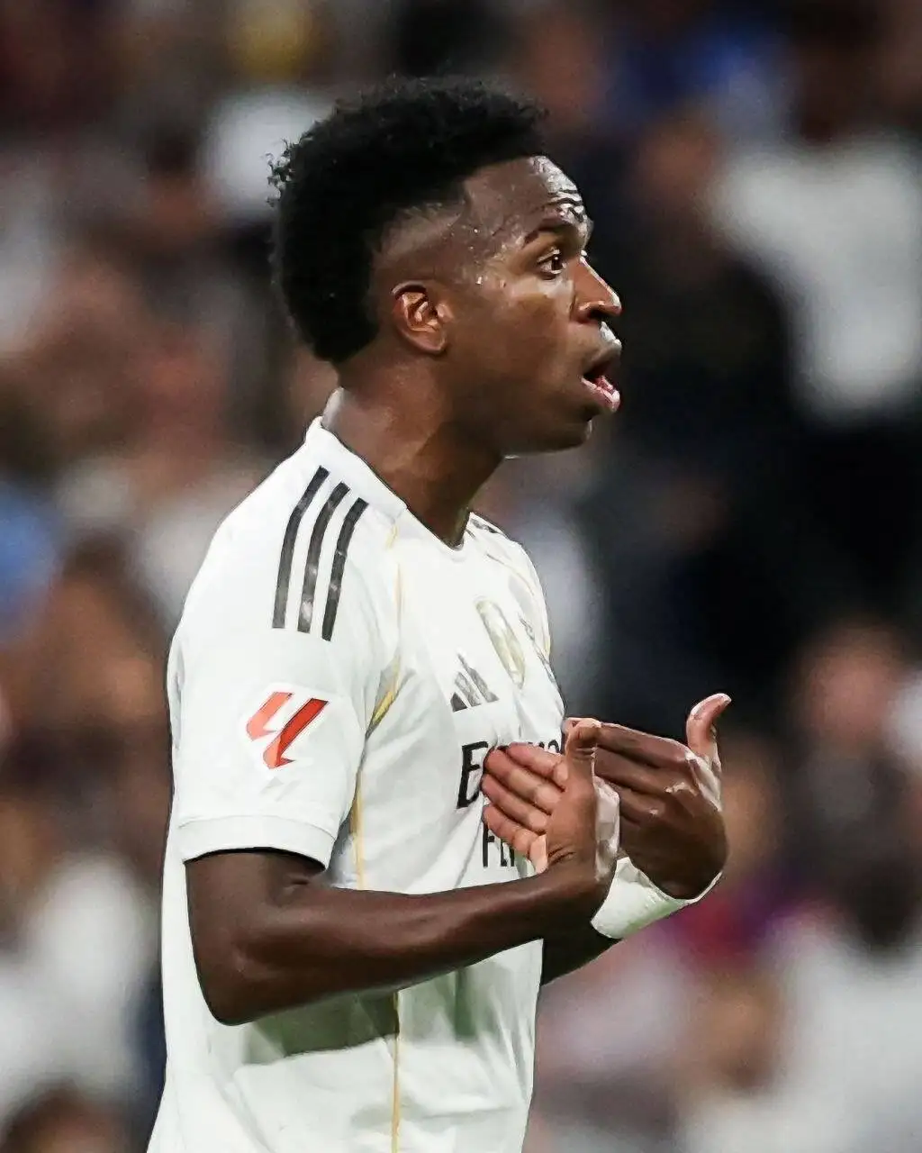 عکس - رفتارهای زشت وینیسیوس بعد از تعویض در الکلاسیکو