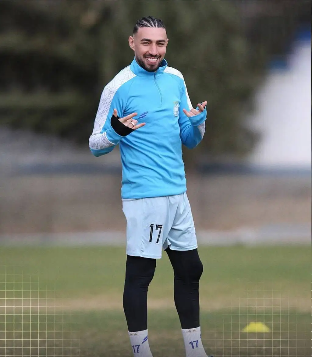 عکس - رونمایی مونیر از مدل موی جدید در تمرین استقلال