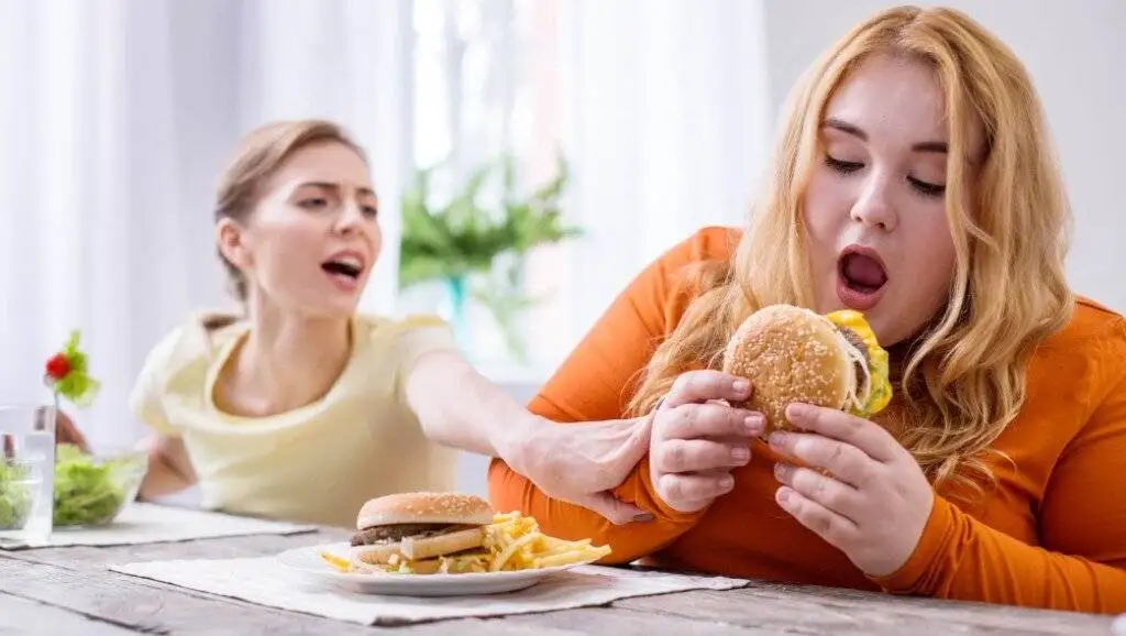 چگونه مبتلایان به کبد چرب دست از پرخوری بردارند؟