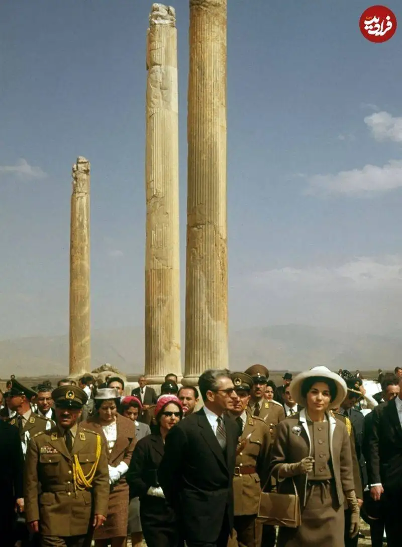 عکس سفر در زمان - (محمدرضا پهلوی و فرح دیبا ) در تخت جمشید - سال 1339 