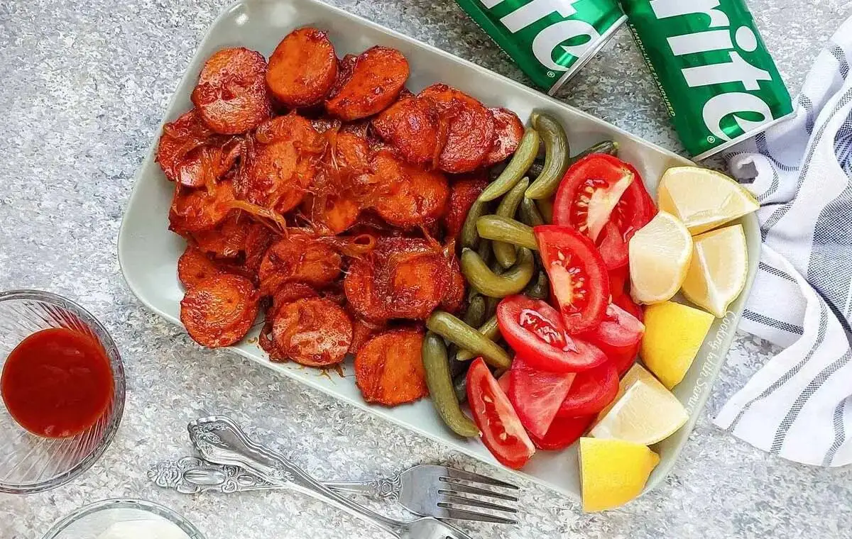 سوسیس بندری به سبک خیابانی: طعم تند و دودی برای غذاهای سریع و دلچسب