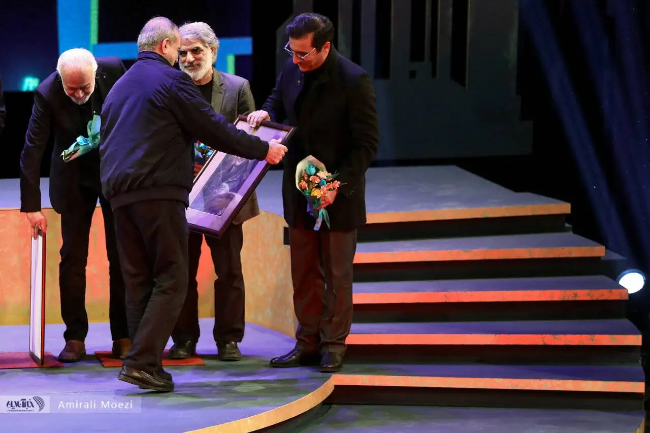 تصاویر - قاب هایی ماندگار اهدای جوایز برندگان جشنواره فجر توسط پزشکیان
