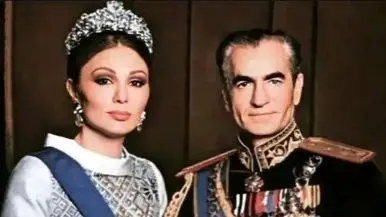 سفر در زمان - عکس زیرخاکی و رنگی دیده نشده از محمدرضا شاه پهلوی و فرح دیبا بر سر گهواره مجلل دخترشون!