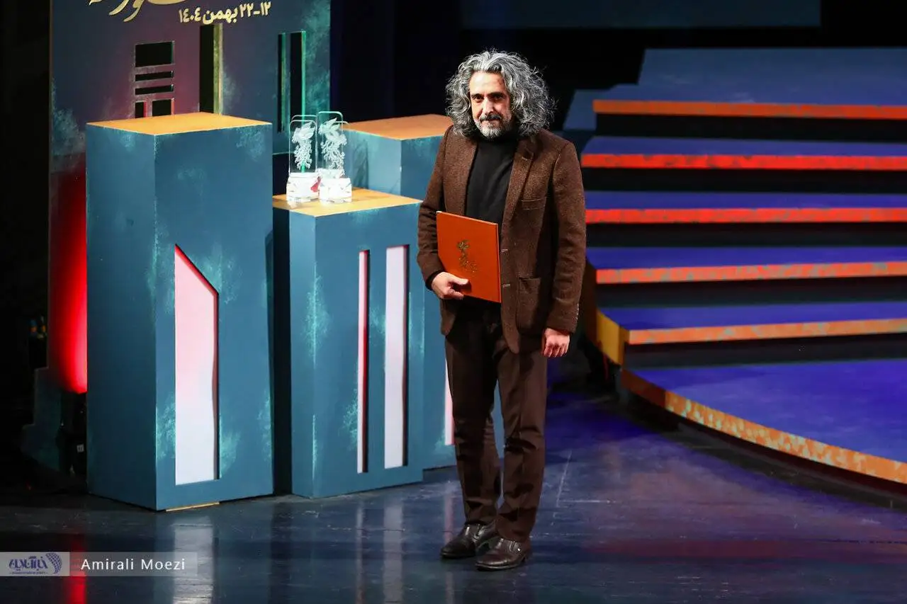 تصاویر - قاب هایی ماندگار اهدای جوایز برندگان جشنواره فجر توسط پزشکیان