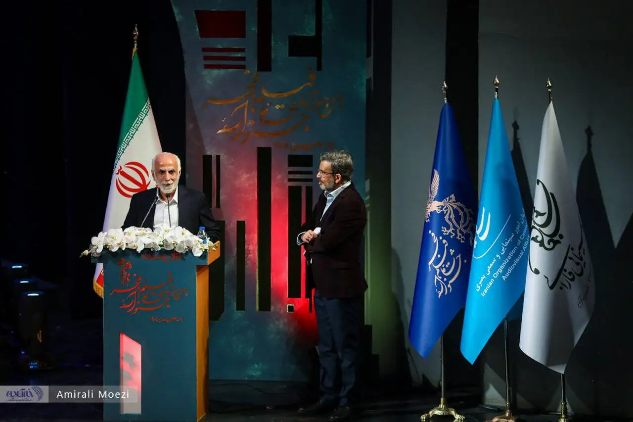 تصاویر - قاب هایی ماندگار اهدای جوایز برندگان جشنواره فجر توسط پزشکیان