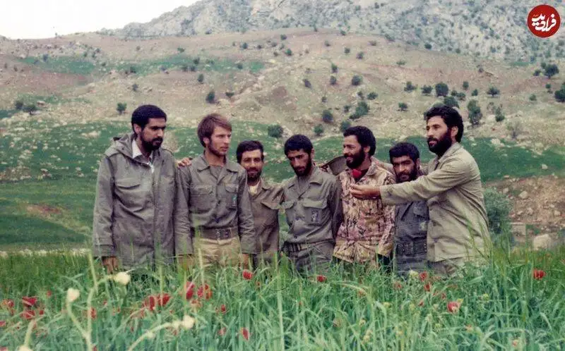 عکس سفر در زمان - (سردار قالیباف و سردار قاآنی در اوج جوانی ) در کنار همرزمان در جبهه - دهه 60