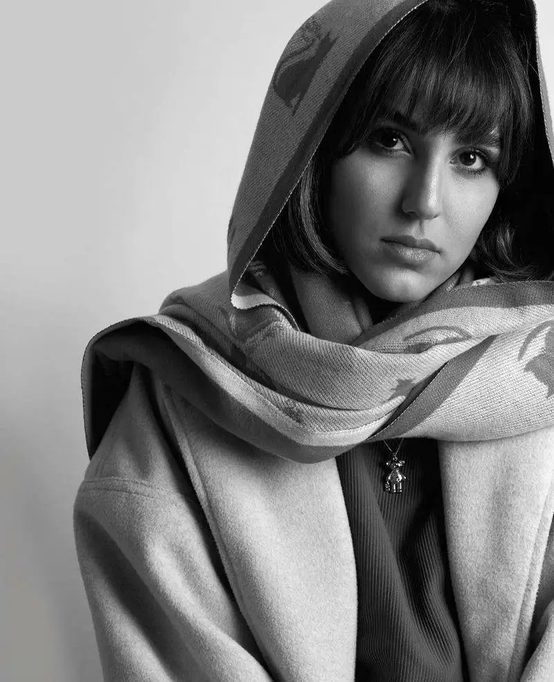 تصویری از فاز هنری نگار نیکدل با ژست نوبرانه - عکس سیاه و سفید با چتری های جذاب