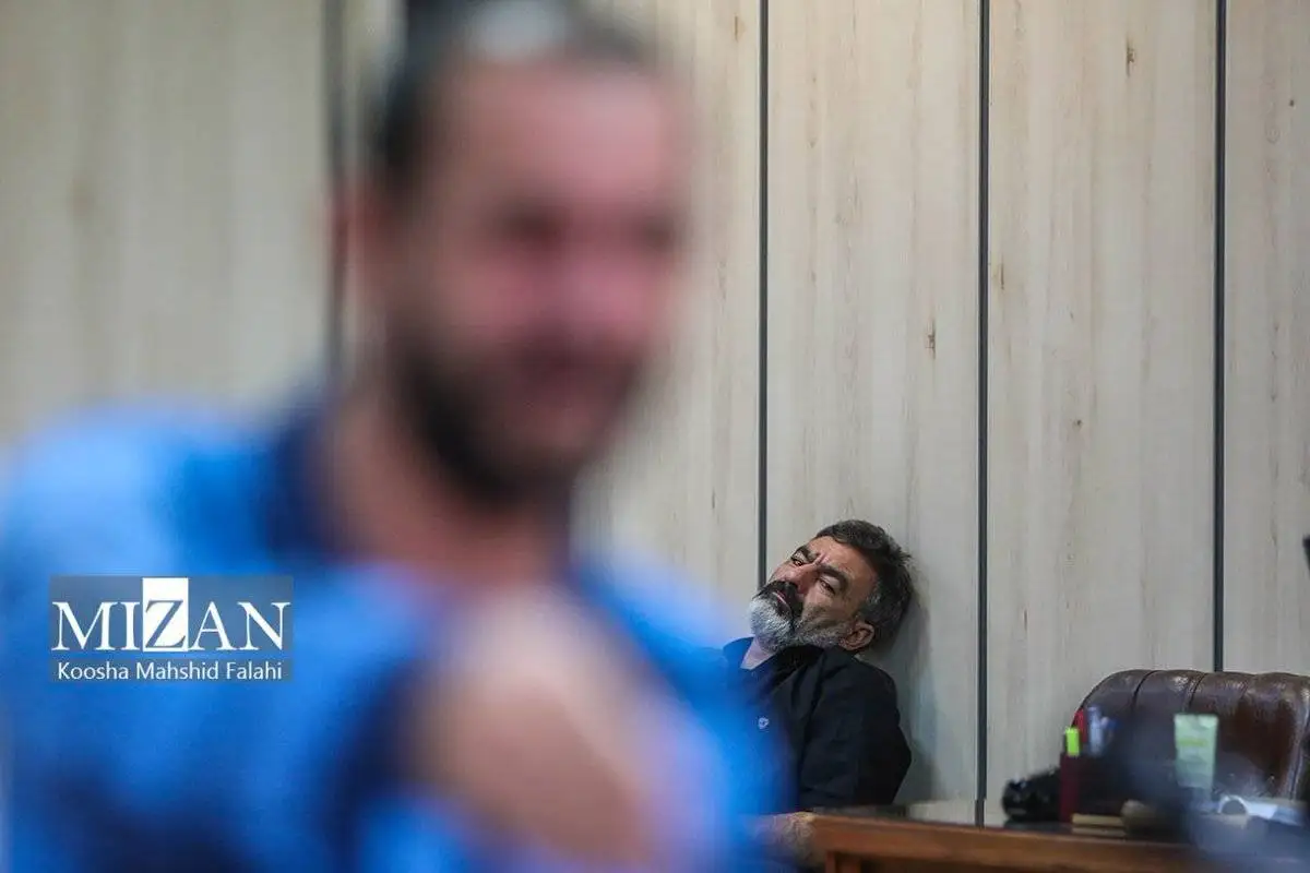 تصویر - قابی پرمعنا و تلخ از پدر و قاتل الهه حسین نژاد در دادگاه
