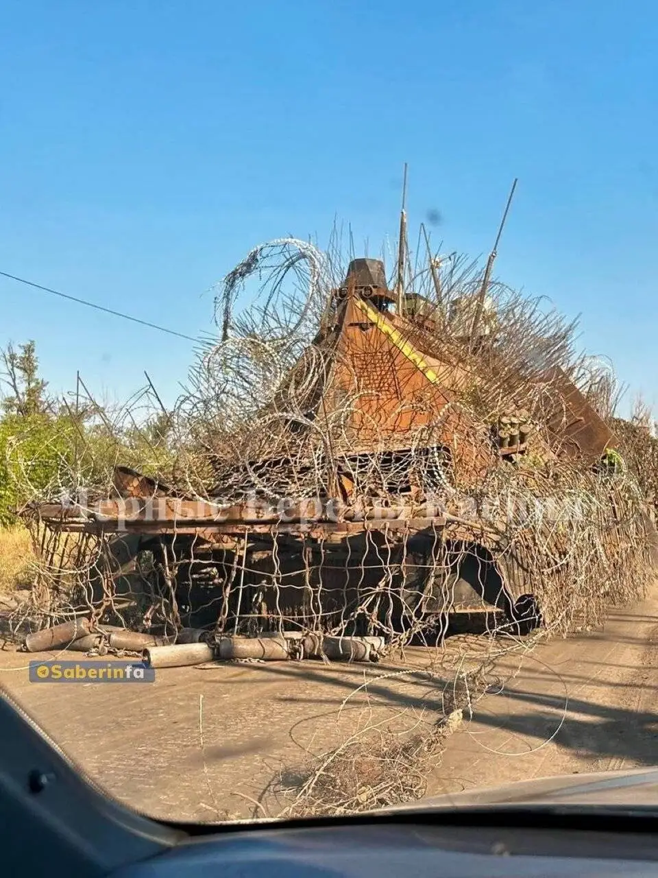 تصویر - تصویری جالب از تجهیز تانک روسی به سیم خاردار به دلیل مقابله با ریزگردهای انتحاری!