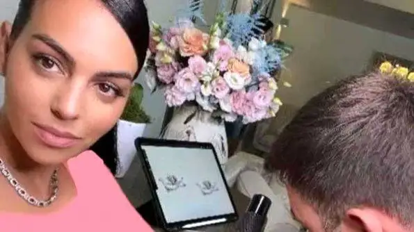 بررسی تمام تتوهای زیبا و ظریف جورجینا رودریگز با معانی متنوع و خاص - از طرحی به یاد پسر مرده اش تا شکلک بانمک خنده+عکس