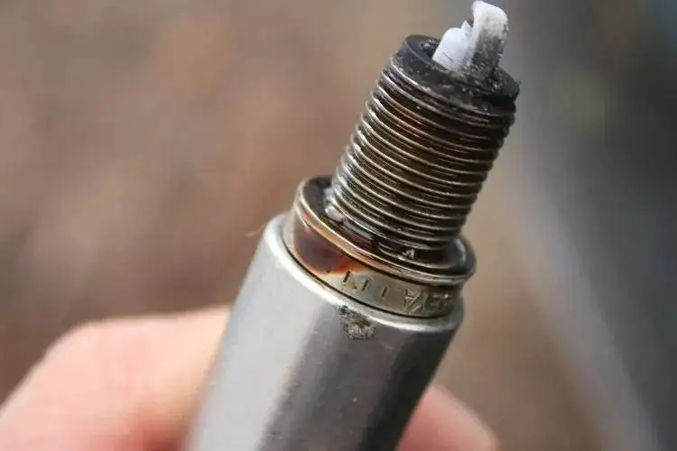 دلیل روغن زدن سر شمع خودرو چیست ؟ - راه های رفع روغن زدن شمع