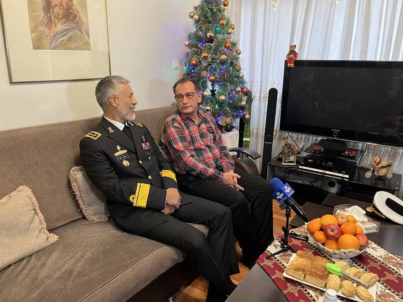 دیدار معاون ارتش با جانباز و آزاده ارمنی در آستانه کریسمس + تصاویر