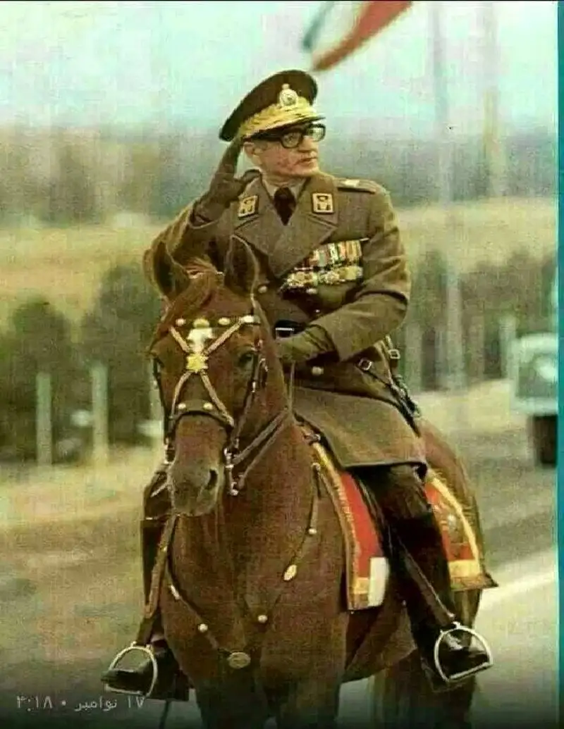 عکس سفر به ایام قدیم - اسب سواری محمدرضا پهلوی حین سرکشی