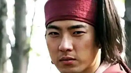 (جومونگ) در حال صحبت با موبایل در پشت صحنه سریال جومونگ