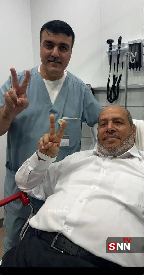 تصویر - ژست کنایه آمیز خلیل الحیه از رهبران سیاسی حماس بعد از ترور ناموفق؛ پیروزی!