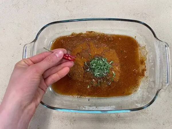 خروس سرخ شده با مرینیت ویژه در کنار سیب زمینی برشته - مراحل کامل روش تهیه + تصاویر