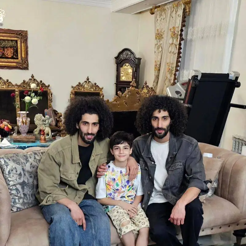 بررسی چیدمان منزل مصطفی و مجتبی بلال حبشی(رحمان و رحیم سریال پایتخت) - مبلمان طلایی رنگ تابلو و ان یکاد، شیک و مجلل