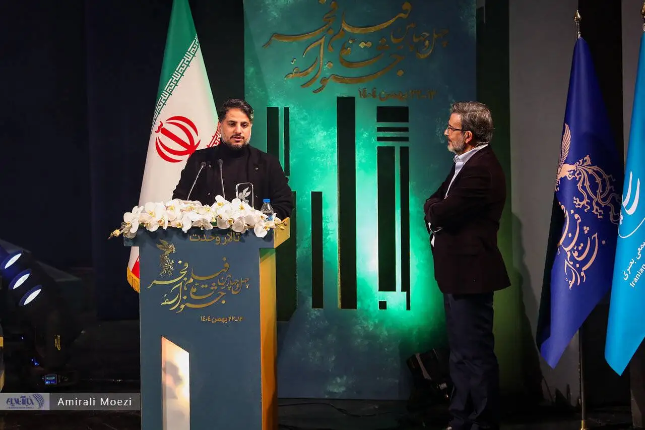 تصاویر - قاب هایی ماندگار اهدای جوایز برندگان جشنواره فجر توسط پزشکیان