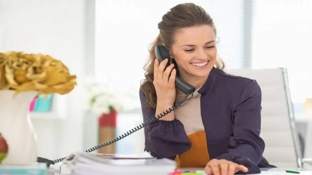آداب مکالمه تلفنی؛ نکات مهم برای برقراری تماس مؤثر