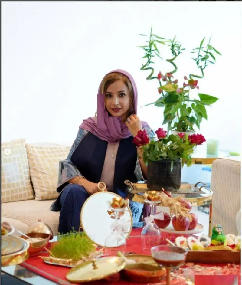 مقایسه دیزاین مینیمال خانه ی پرنور و دلباز شبنم قلی خانی در دُبی با چیدمانه ایرانی پسند منزلش در تهران با مبلمان رنگ شکلاتی