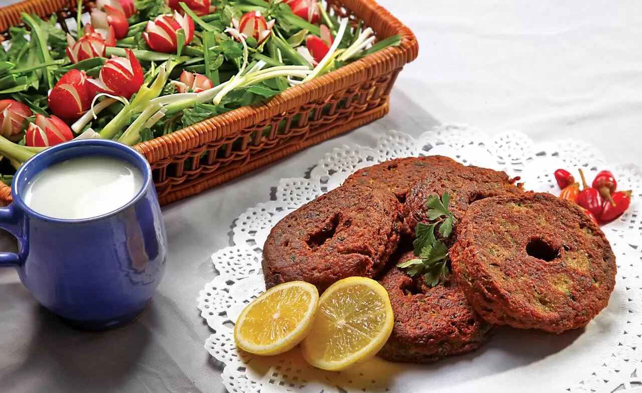 یک صبح تا شام با غذاهای قجری؛ سفری به طعم های اصیل ایران - به همراه درست کردن چند غذای قجری