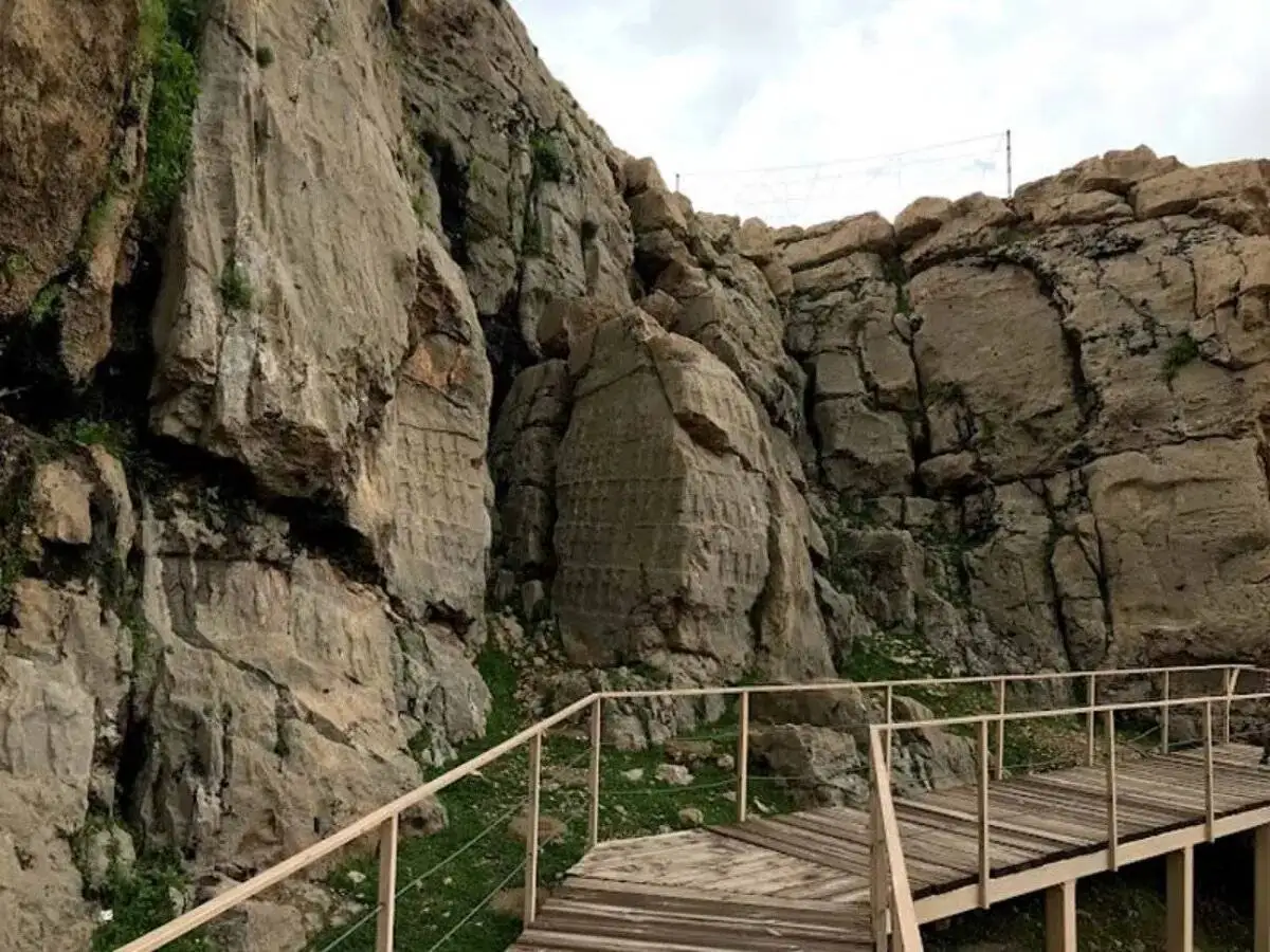 تنگه کول فرح ایذه؛ جایی که تاریخ و طبیعت در هم آمیخته اند