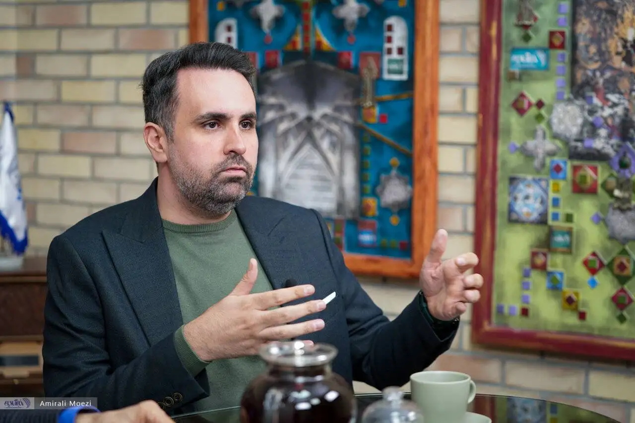 روایت دو جامعه شناس از فروپاشی طبقه متوسط - فراستخواه:حکمرانی خوب در ایران شکل نگرفته و عقلانیت کنار رفته است - فرزانه:ستون فقرات جامعه شکسته