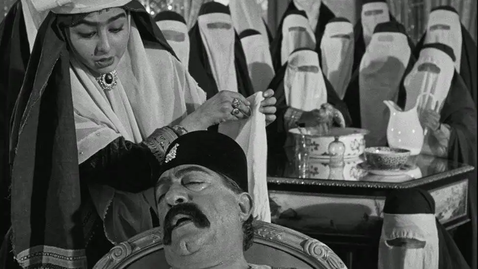 تصاویر فیلم (ناصرالدین شاه آکتور سینما) - وقتی آقای بازیگر شاه شد - گردن مهدی هاشمی زیر گیوتین