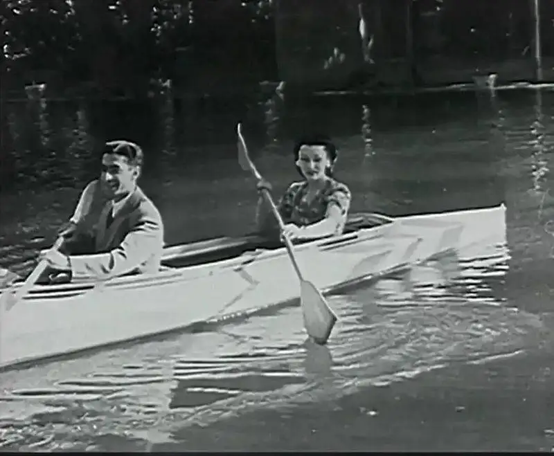 عکس سفر در زمان - گردش و تفریح محمدرضا پهلوی با فوزیه زن اولش - سال 1327