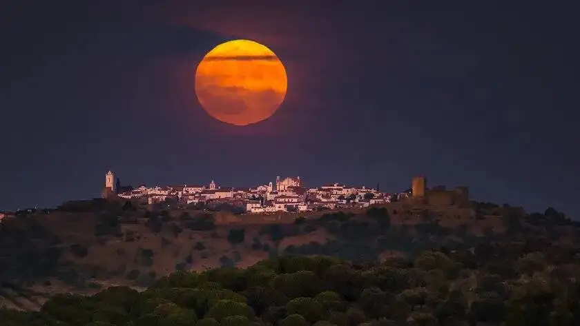 فرصت طلایی برای علاقه ندان به نجوم، فردا ابرماه پاییزی 2025 را از دست ندهید